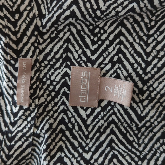 CHICO'S WRINKLE RESISTANT Zigzag Print Button up Top Size 2 - Picture 7 of 10